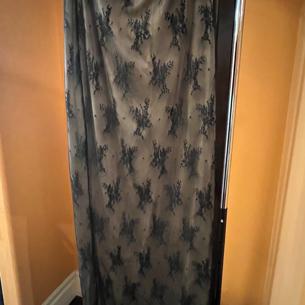 Skirt black lace on cream material